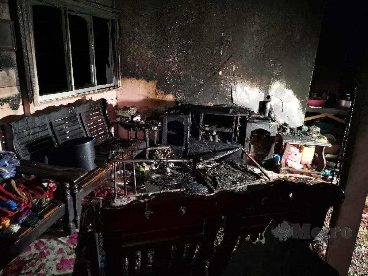Bahagian ruang tamu sebuah rumah di Kampung Sessang musnah akibat kebakaran pada awal pagi hari ini. FOTO MELVIN JONI