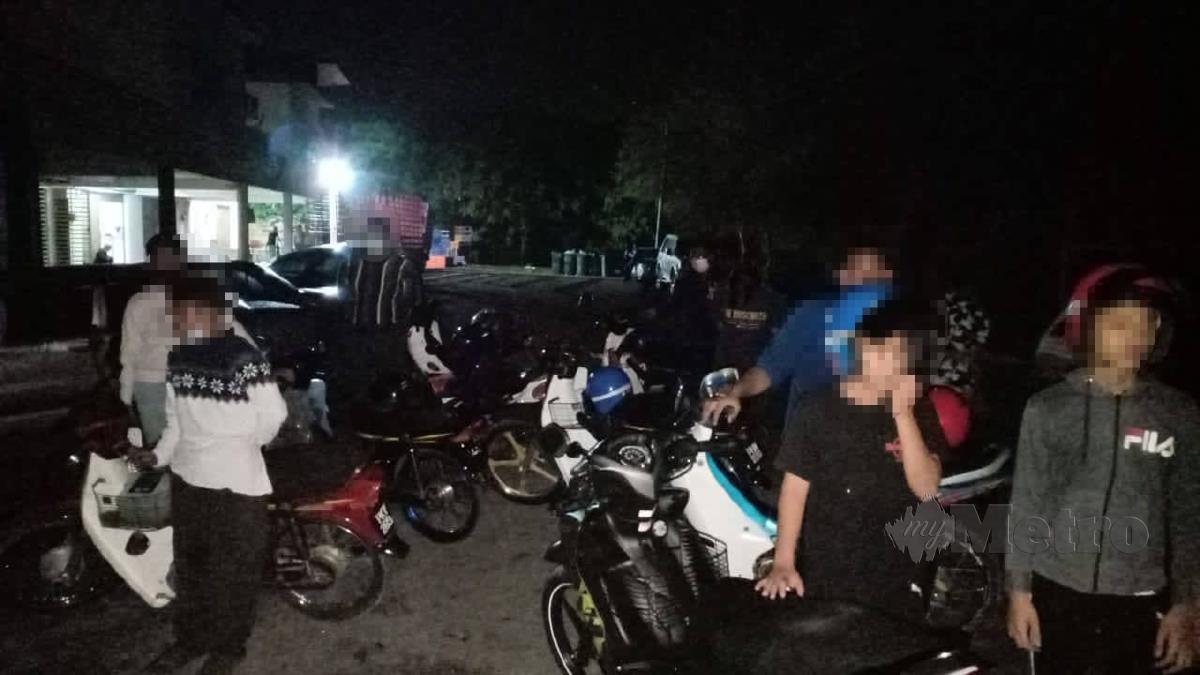 Sembilan lelaki dikompaun RM1,000 setiap seorang kerana tidak memakai pelitup muka ketika berkumpul berhampiran lampu isyarat Lebuhraya Butterworth Kulim (BKE) dan Jalan Kulim-Baling, awal pagi hari ini. FOTO IHSAN PDRM