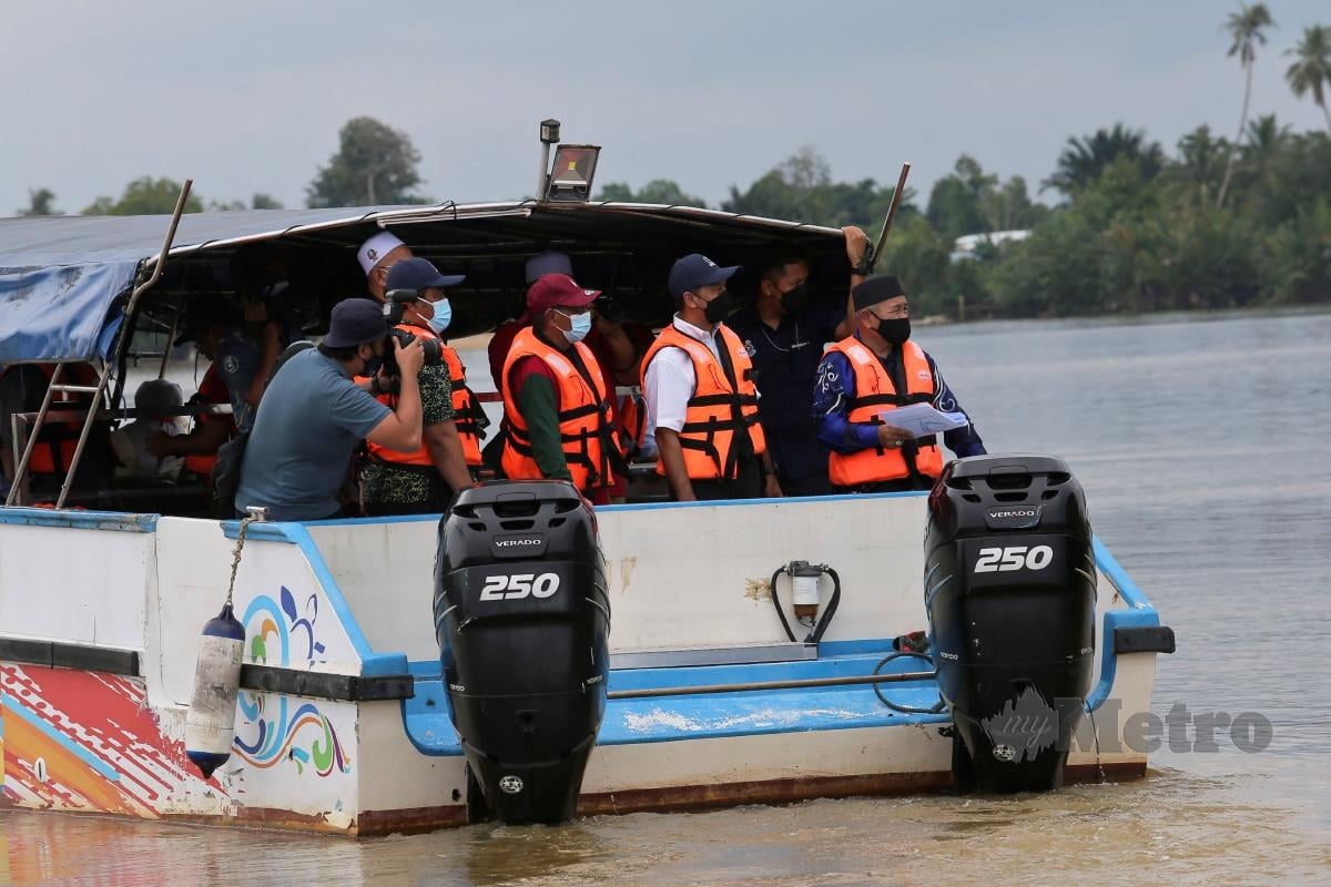 Menteri Alam Sekitar dan Air, Datuk Seri Tuan Ibrahim Tuan Man (kanan) meninjau lokasi proses pembaikian paip pecah di Sungai Terengganu berdekatan Kampung Pulau Sekati. FOTO GHAZALI KORI