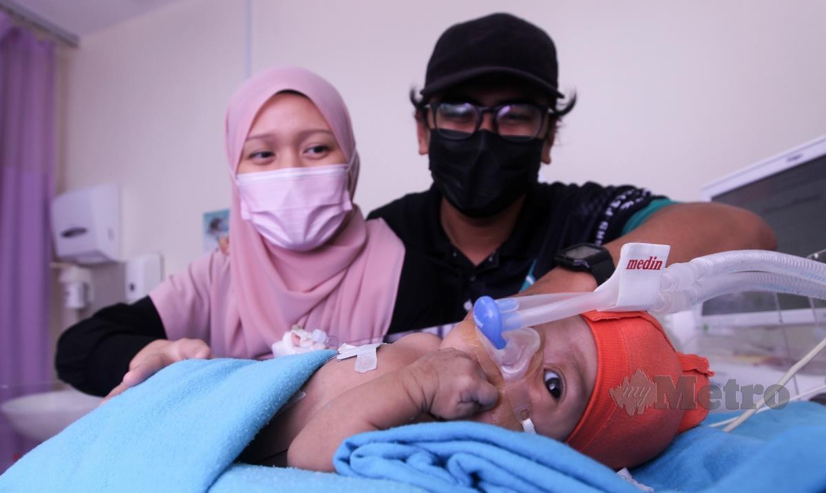 PMashitah Azman dan suami, Abdul Naim Mohd bersama anaknya, Saif Arman Abdul Naim memerlukan sumbangan sebanyak RM50,000 untuk menjalani pembedahan jantung berlubang di Hospital Sunway Medical Centre. FOTO AZIAH AZMEE