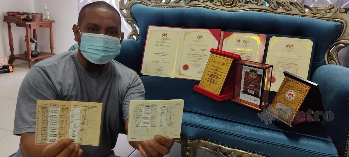 Guru Sekolah Menengah Kebangsaan (SMK) Datuk Zulkifli Muhammad Slim River, Mohd Shahrulnizam Hashim, 48, menunjukkan kad derma darah dan sijil penghargaan di kediamannya dekat Taman Slim Makmur. FOTO ROSMAN SHAMSUDIN