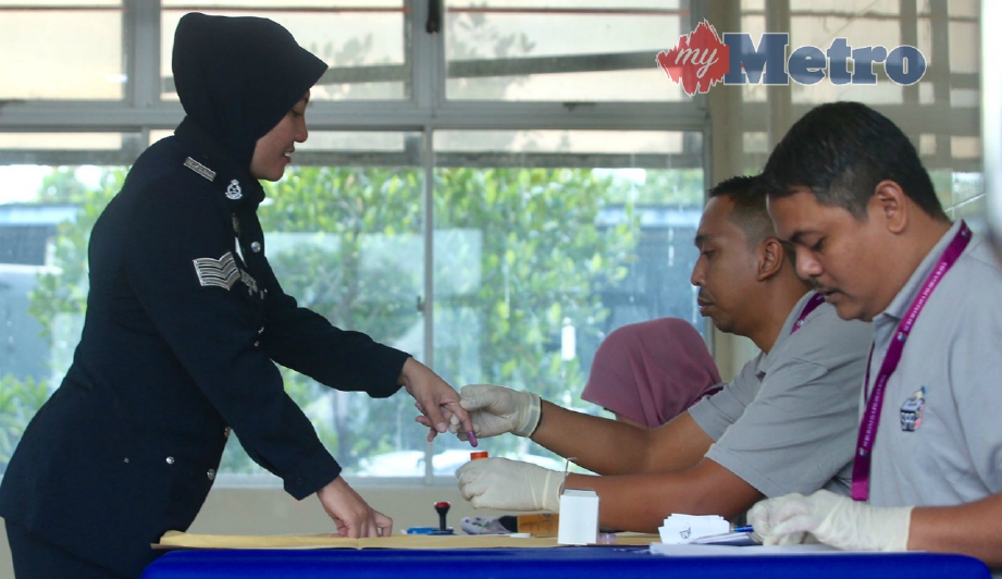 SEBAHAGIAN daripada anggota polis Ibu Pejabat Kompleks SMS PDRM  hadir untuk membuang undi awal sempena Pilihan Raya Kecil DUN Seri Setia N.32 di Ibu Pejabat Kompleks SMS PDRM, Shah Alam. FOTO Mohd Khairul Helmy Mohd Din