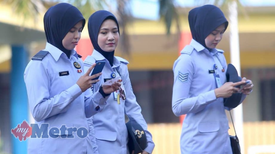 SEBAHAGIAN daripada anggota Tentera Udara hadir untuk membuang undi awal sempena Pilihan Raya Kecil DUN Seri Setia N.32 di Dewan Ababil, Pangkalan Udara TUDM, Shah Alam. FOTO Mohamad Shahril Badri Saali