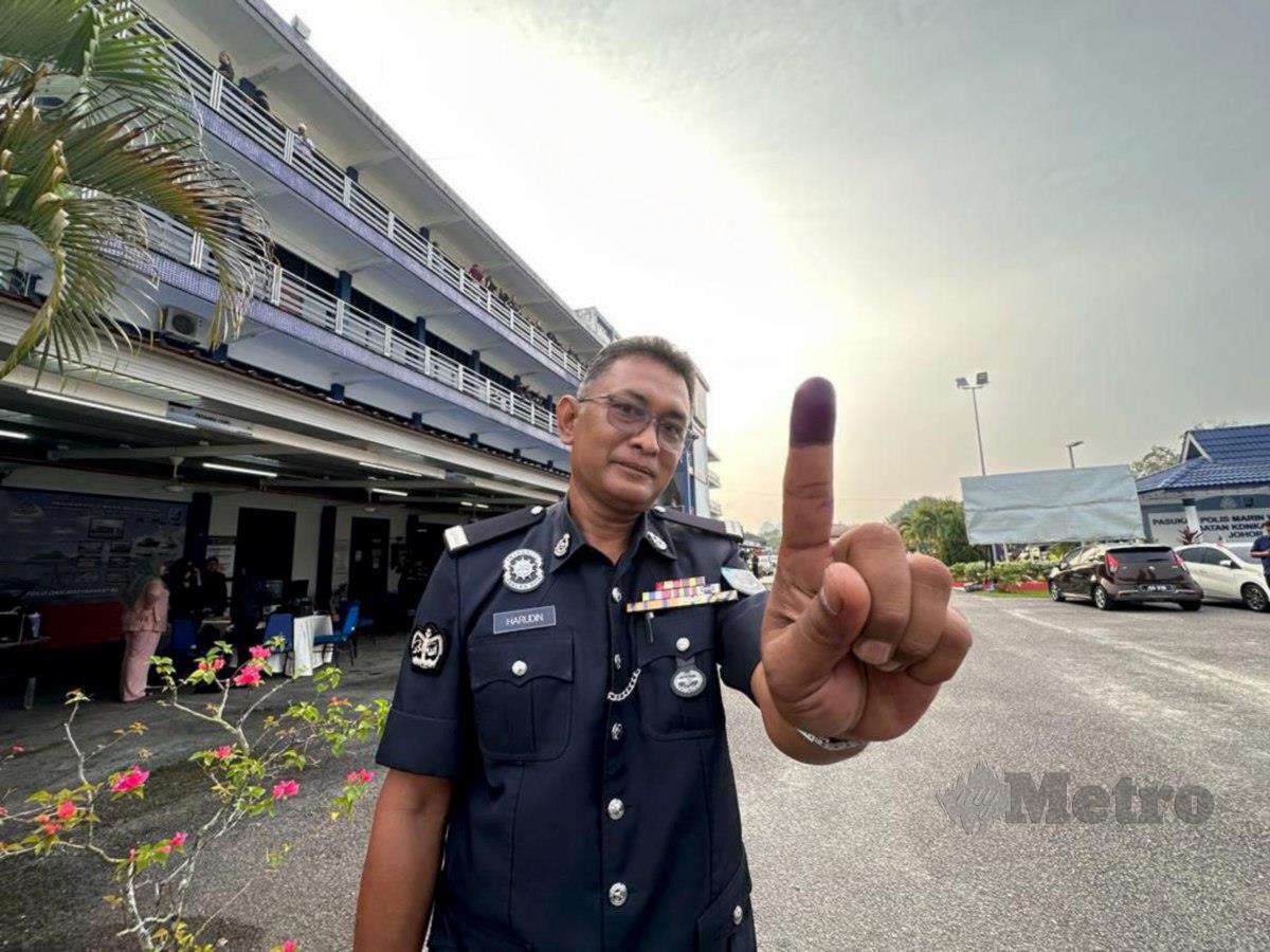 Sarjan Mejar (SM) Harudin Md Sari, 49, menjadi pengundi pertama yang mengundi awal bagi PRK Parlimen Pulai di Markas Pasukan Polis Marin (PPM) Wilayah Dua (W2) Johor di sini, hari ini. FOTO IZZ LAILY HUSSEIN