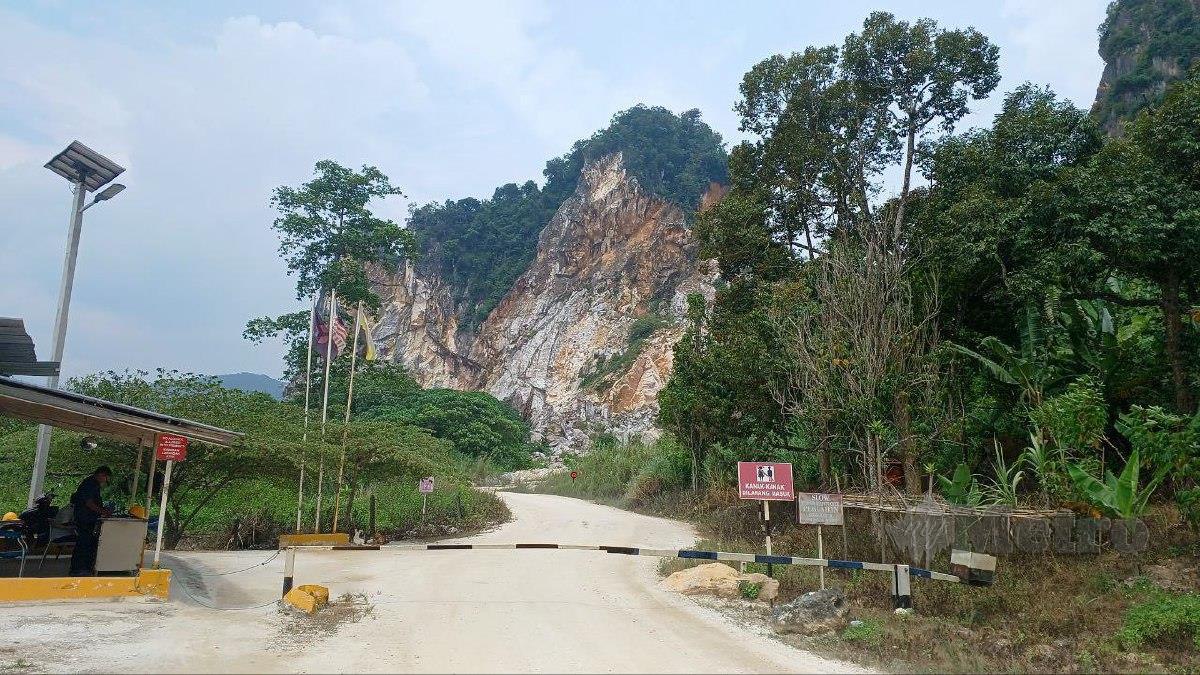 Polis mengesahkan berlaku insiden runtuhan kuari batu kapur di Keramat Pulai, Simpang Pulai, di sini, hari ini yang menagkibatkan seorang individu dipercayai pekerja warga asing di kuari berkenaan tertimbus. FOTO L.MANIMARAN