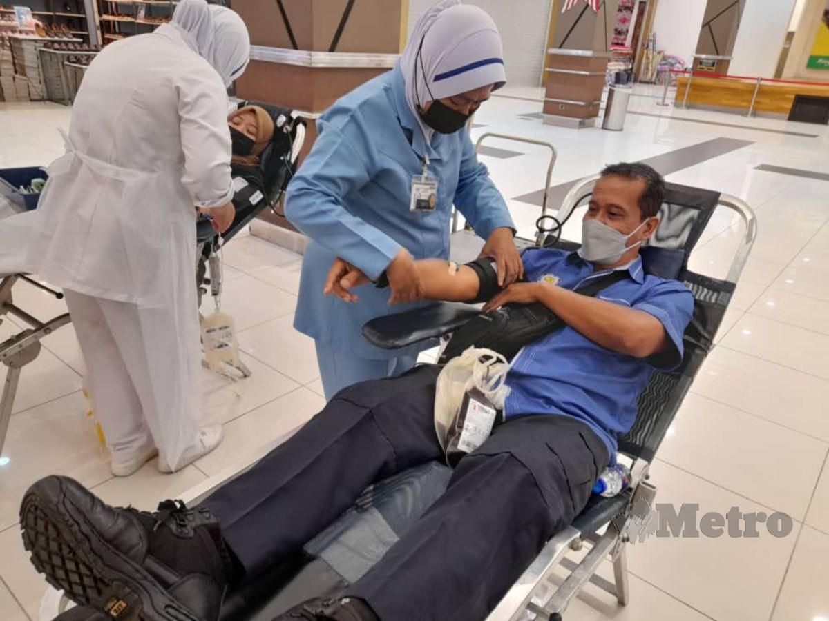 Yazid Ishak menderma darah pada program derma darah anjuran PMPM dengan kerjasama BDHM di sebuah pasar raya di Pulau Sebang, Alor Gajah.
