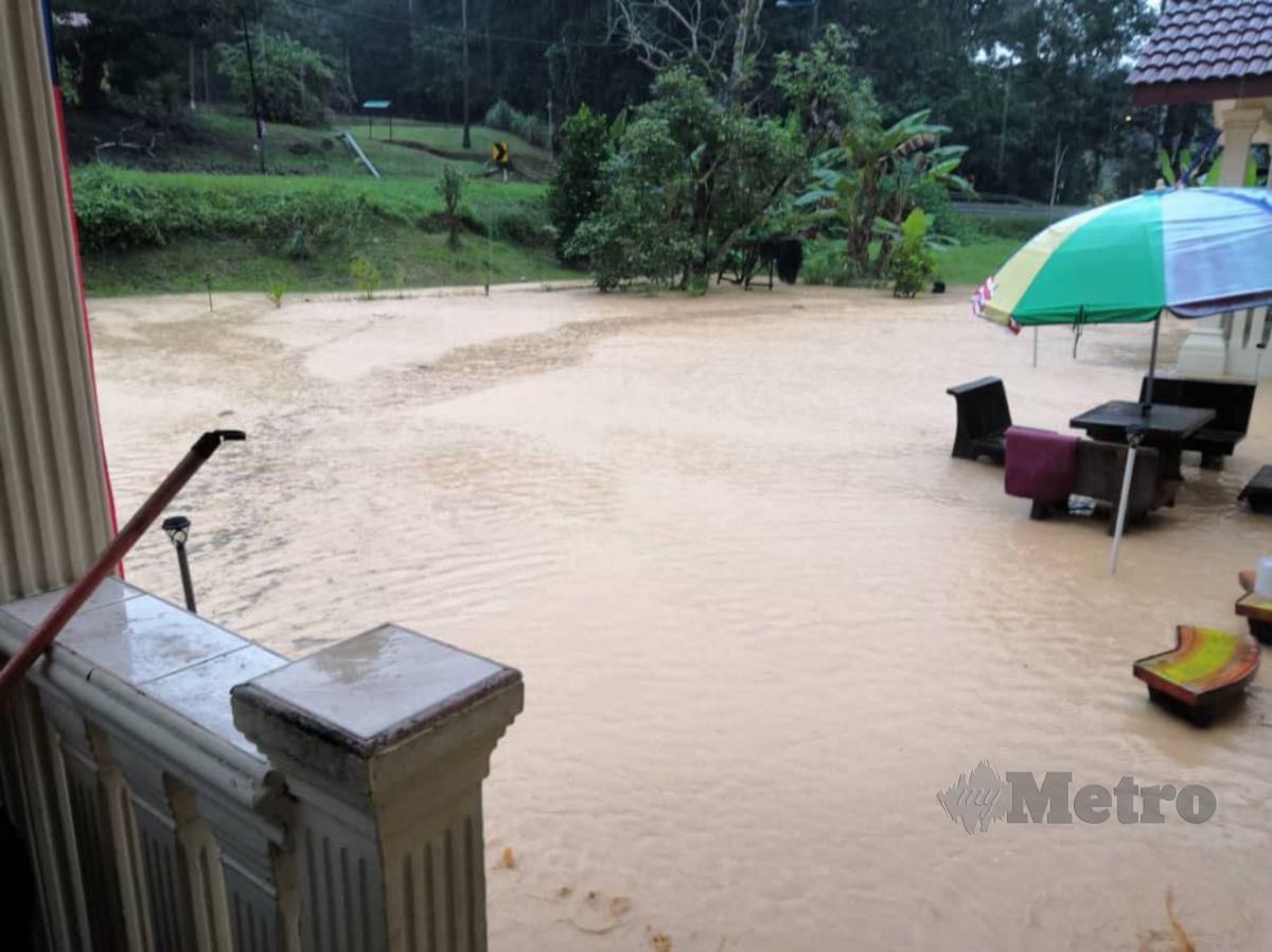 Hujan lebat menyebabkan banjir kilat Kampung Batu 5 Bangi, Semenyih kelmarin. FOTO Ihsan penduduk