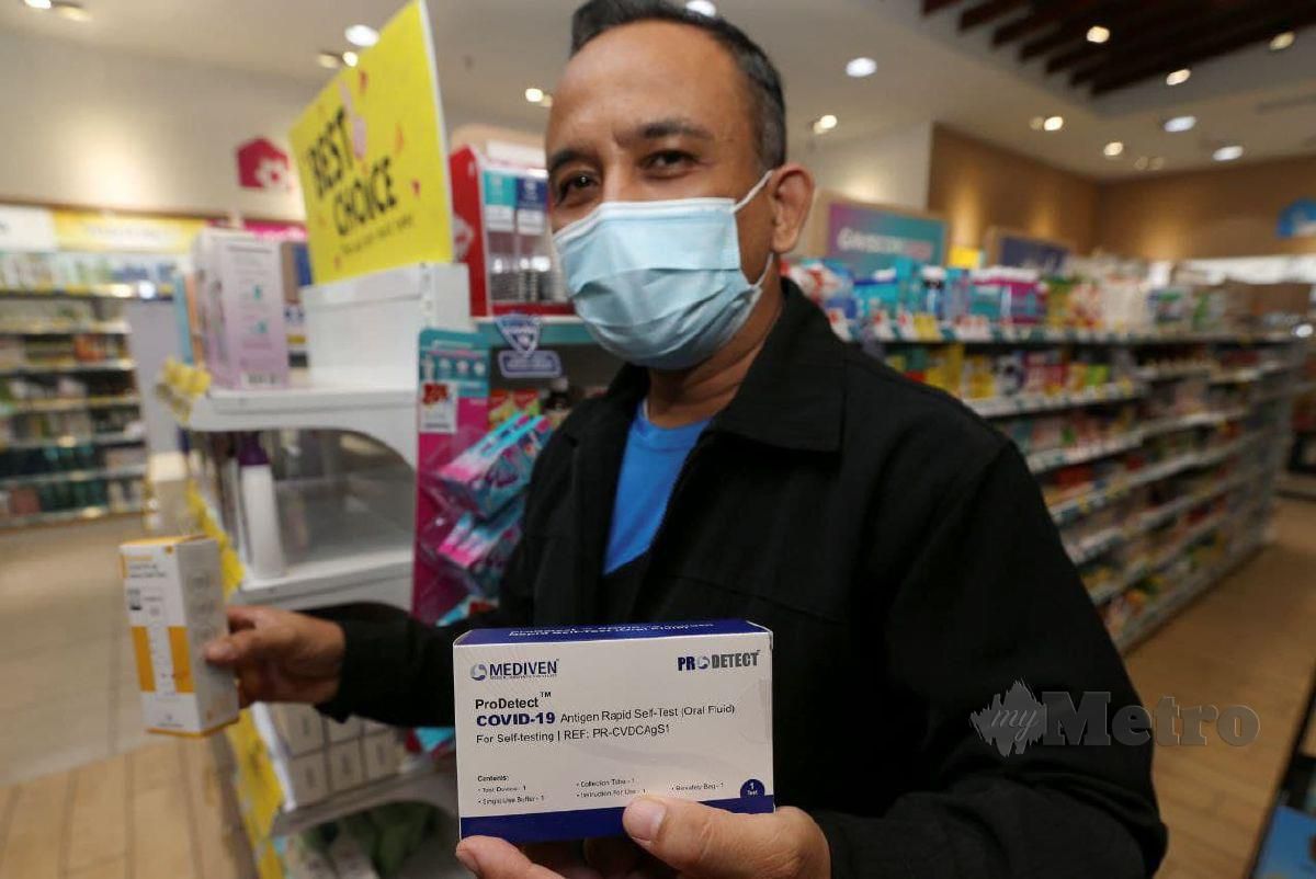 Pengarah Kementerian Perdagangan Dalam Negeri dan Hal Ehwal Pengguna (KPDNHEP) Adnan Abd Rahman ketika membuat pemantauan harga jualan Set Kit Ujian Pantas (RTK) Antigen COVID-19 yang dijual  di pasaraya KB Mall di sini, hari ini. FOTO NIK ABDULLAH NIK OMAR