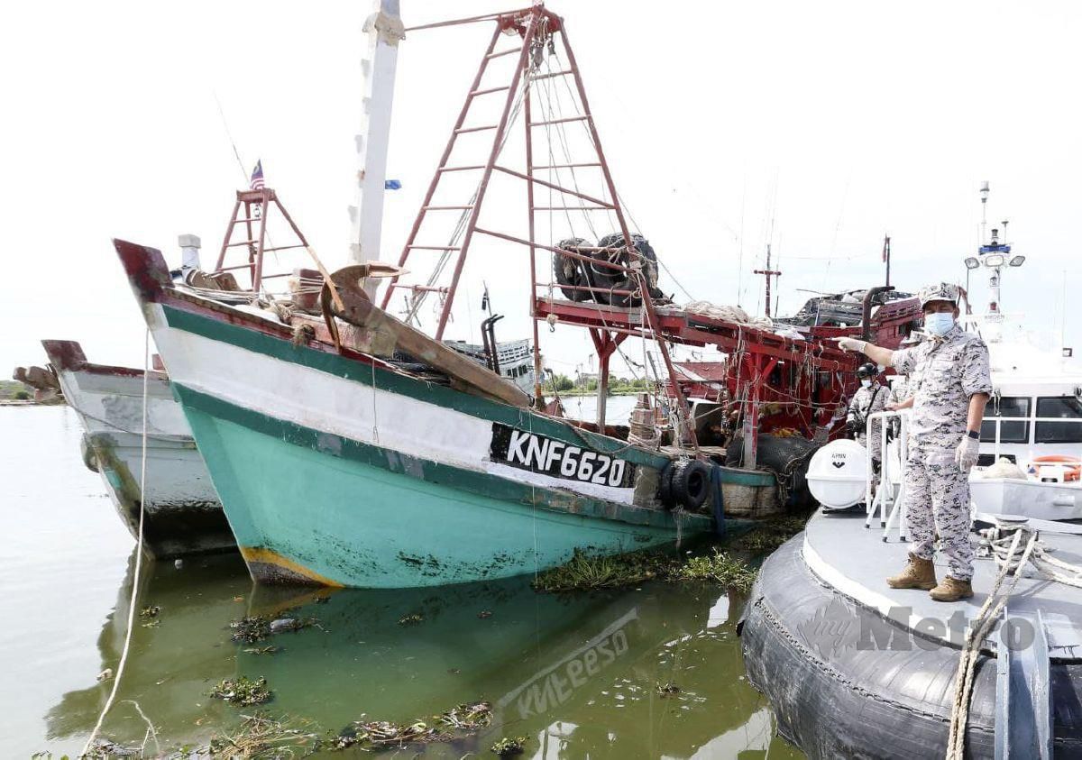 Dua Bot nelayan Vietnam yang memalsukan nombor pendaftaran bot kepada bot tempatan membawa padah apabila kegiatan itu dikesan Agensi Penguatkuasa Maritim Malaysia (APMM) Kelantan, di Muara Tok Bali, kelmarin. FOTO NIK ABDULLAH NIK OMAR
