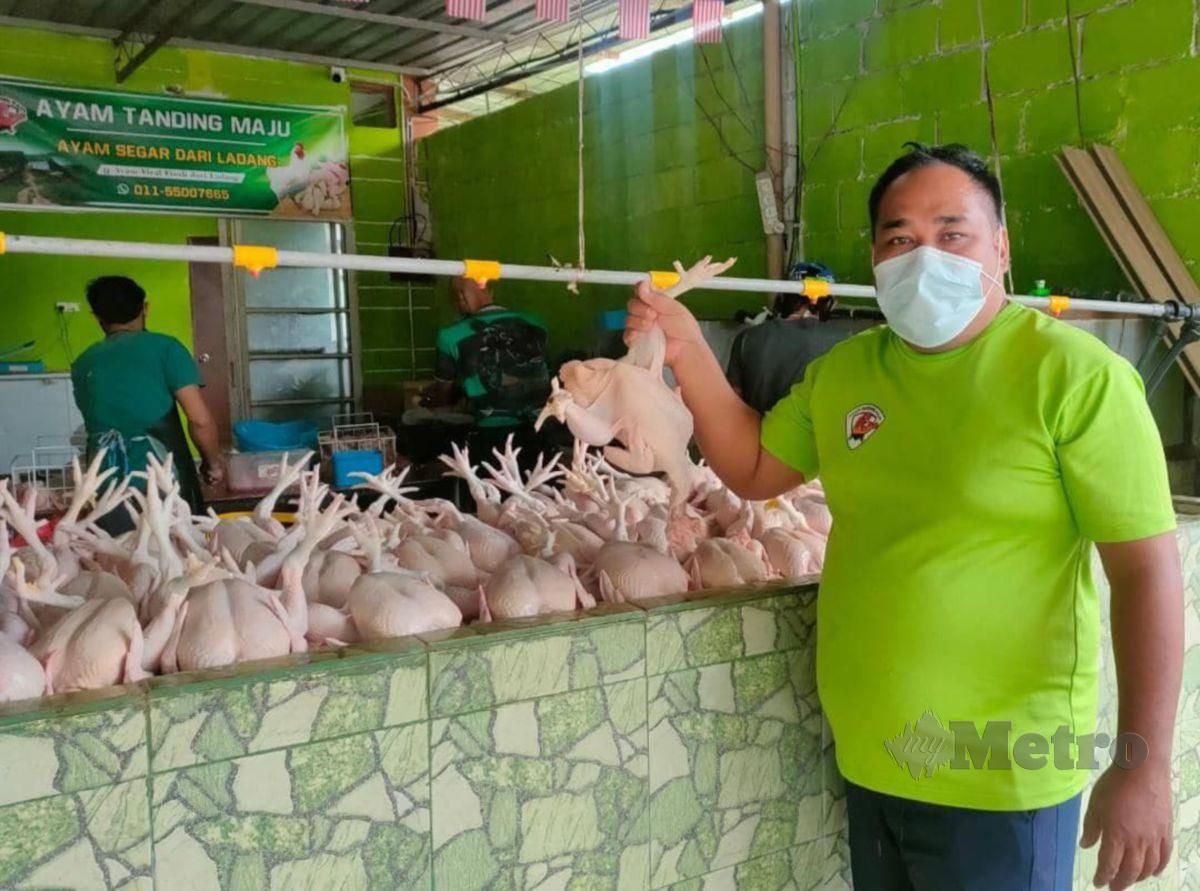 PENTERNAK dan penjual ayam hidup, Azli Mustapa mendakwa kenaikan harga ayam di pasaran disebabkan jualan dedak yang mahal.