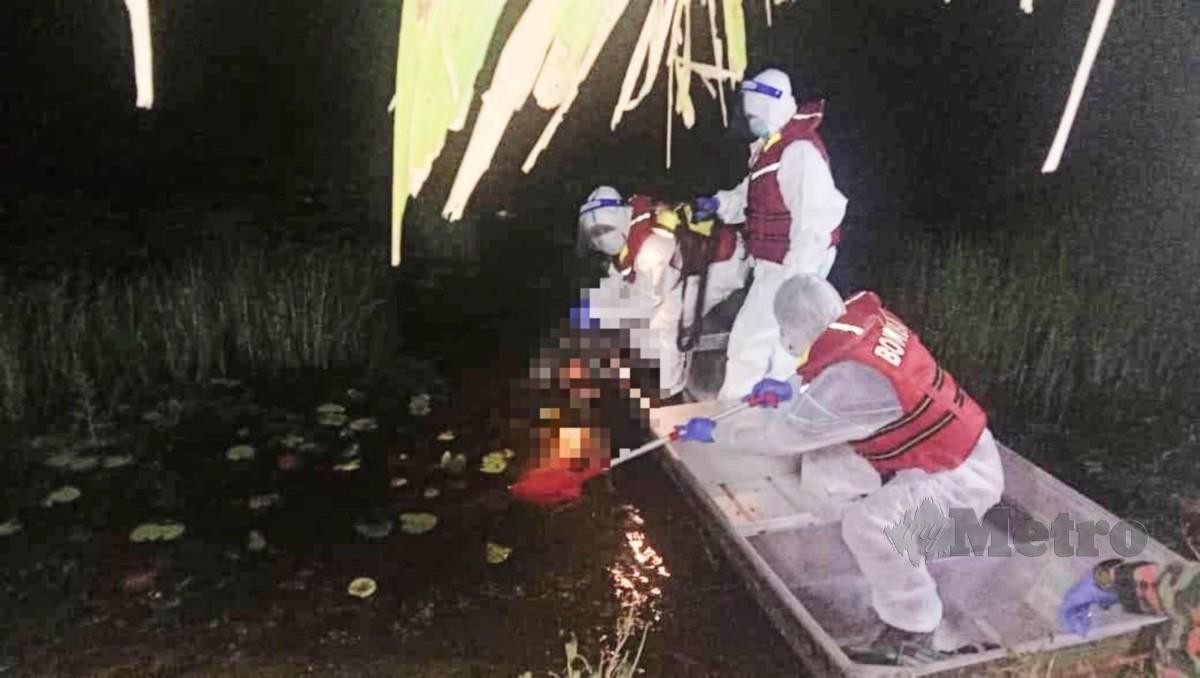 Pasukan bomba mencari warga emas yang disyaki lemas dalam sebuah kolam ikan  terbiar di Kampung Olak Lempit semalam. FOTO Ihsan Pembaca