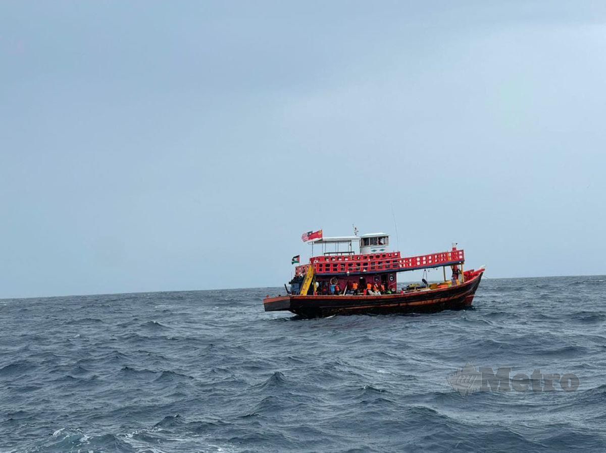  Bot yang dinaiki 17 pemancing yang mengalami kebocoran di kedudukan 18.1 batu nautika barat daya Pulau Cupa , Langkawi. FOTO Ihsan APMM