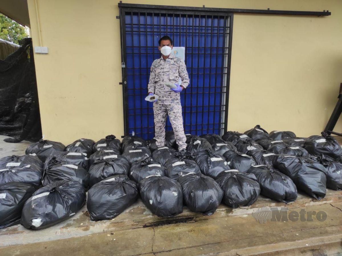  APMM Zon Maritim Kuala Perlis berjaya mematahkan cubaan menyeludup 40 bungkusan daun ketum seberat 400 kg bernilai RM72,000 di Kuala Perlis. FOTO AIZAT SHARIF