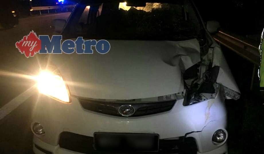 KEADAAN Perodua Alza yang remuk di bahagian tepi selepas melanggar pejalan kaki  di Kilometer 70.4 Lebuhraya Utara Selatan arah selatan. FOTO Ihsan PDRM