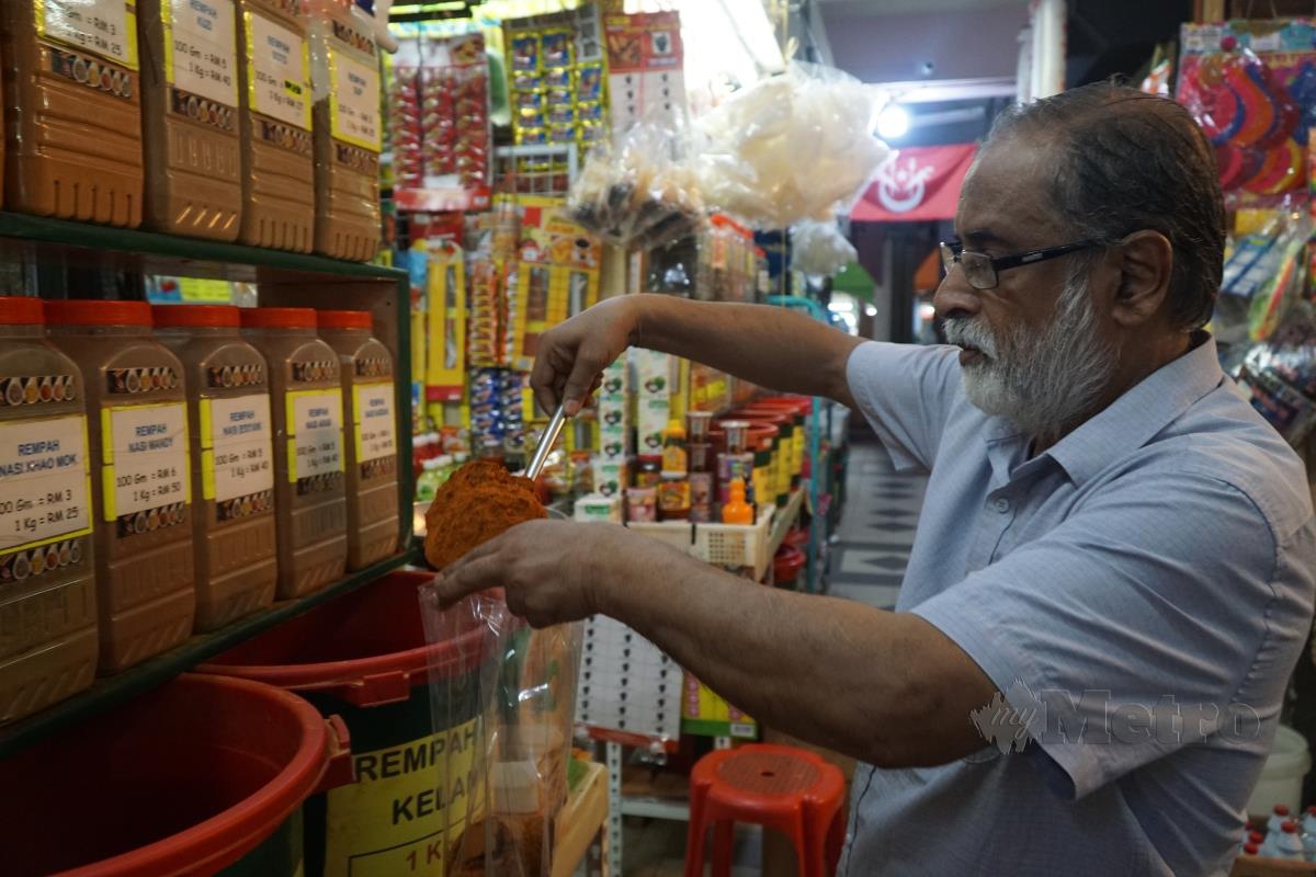Pemilik Kedai Rempah Abe Kabie, Sultan Kabeer Abdul Kader, 65, menyediakan rempah pilihan pelanggan di kedainya di Pasar Siti Khadijah, di sini. FOTO BERNAMA