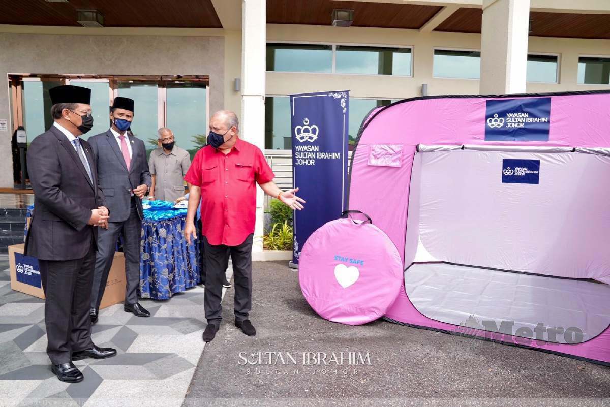 Sultan Johor, Sultan Ibrahim Iskandar, menerusi Yayasan Sultan Ibrahim Johor (YSIJ) dengan kerjasama berterusan bersama Yayasan Temasek dari Singapura, berkenaan menyampaikan sumbangan 300,000 pelitup muka, bekalan perubatan serta 16,000 khemah kubik kepada kerajaan  Johor. FOTO IHSAN RPO
