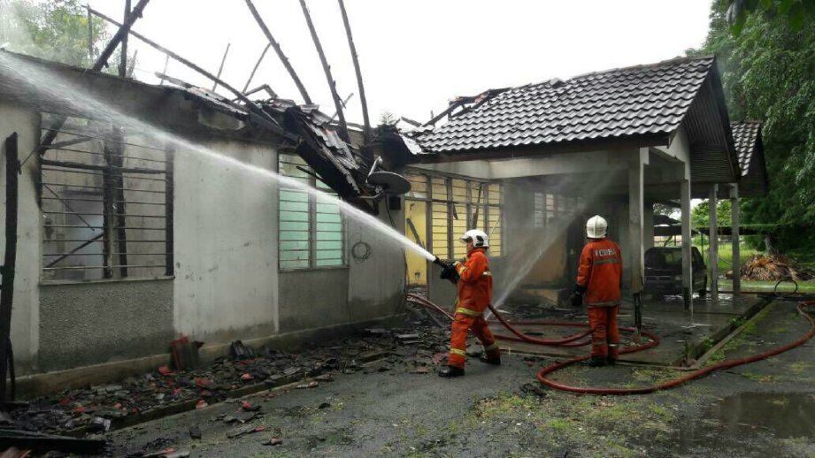 Anggota bomba memadamkan kebakaran di kuarters guru SMK Tengku Ampuan Jemaah, Klang hari ini. FOTO Ihsan Bomba