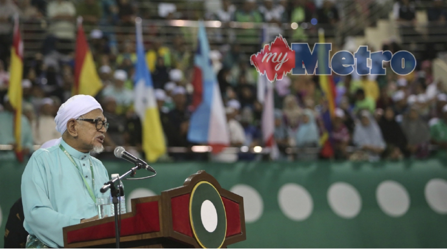 Presiden PAS, Datuk Seri Abdul Hadi Awang menyampaikan ucaptama semasa menghadiri Muktamar PAS ke 64 di Stadium Tertutup, Kompleks Sukan Negeri Gong Badak hari ini. FOTO Ghazali Kori