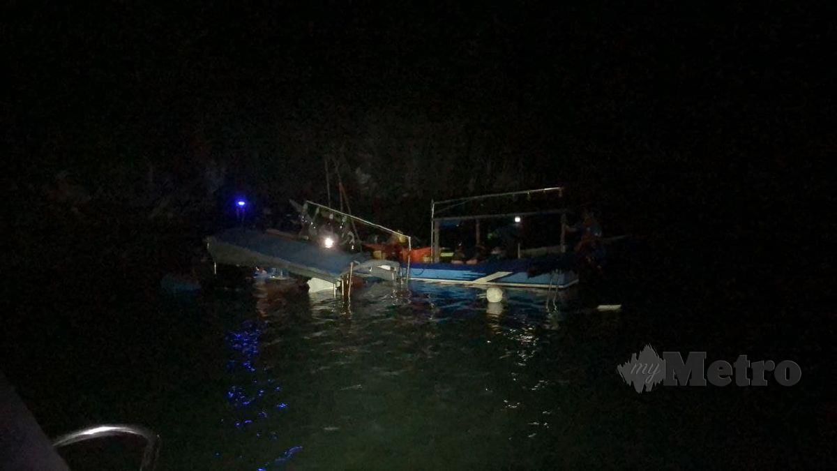 Keadaan bot gentian kaca yang dinaiki empat nelayan yang terlanggar bongkah kayu dan karam di Pulau Balar, Langkawi. FOTO Ihsan APMM