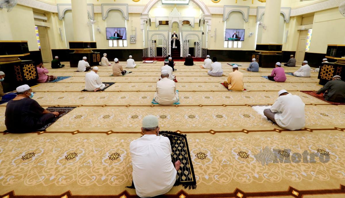 Mufti Kelantan, Datuk Mohamad Shukri Mohamad membaca  khutbah  yang dihadiri oleh 40 jemaah untuk menunaikan solat Jumaat di Masjid Muhammadi, Kota Bahru. FOTO NIK ABDULLAH NIK OMAR