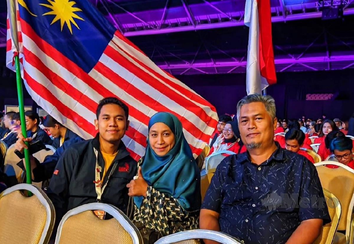 IBU, Muzalina Musa dan bapa, Abdul Halim Shah Sabar menemani dan memberi sokongan kepada Ameer Shah ketika mewakili negara dalam pertandingan WorldSkills ASEAN Singapura. FOTO Ihsan Ameer Shah Abdul Halim