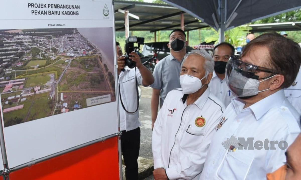 Datuk Patinggi Abang Johari Abang Openg melihat pelan pembangunan pekan baru Kabong. FOTO IHSAN JABATAN PENERANGAN