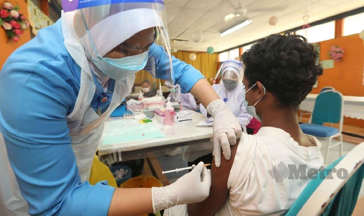 Masyarakat Orang Asli menerima  vaksin dos tunggal Cansino. FOTO MOHD RAFI MAMAT