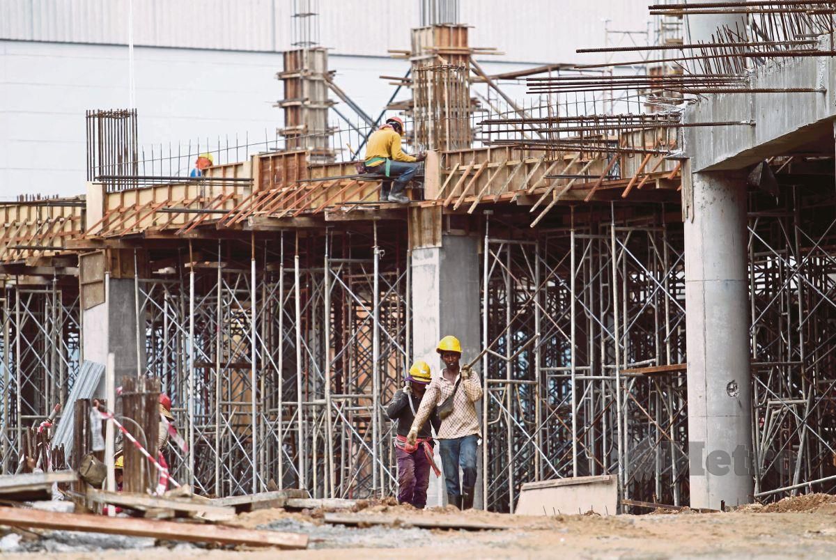 Warga asing berada di negara kebanyakan bekerja sebagai buruh kasar di sektor pembinaan bangunan. FOTO ROSLIN MAT TAHIR