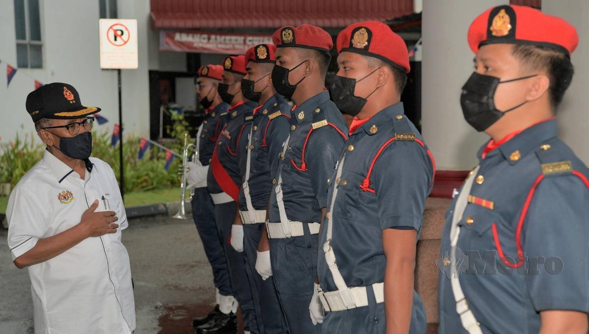 Timbalan Menteri Perumahan dan Kerajaan Tempatan Datuk Seri Dr Ismail Abd Muttalib memeriksa perbarisan ketika lawatan kerja rasmi ke Ibu Pejabat Jabatan Bomba dan Penyelamat Malaysia Negeri Johor hari ini. FOTO BERNAMA