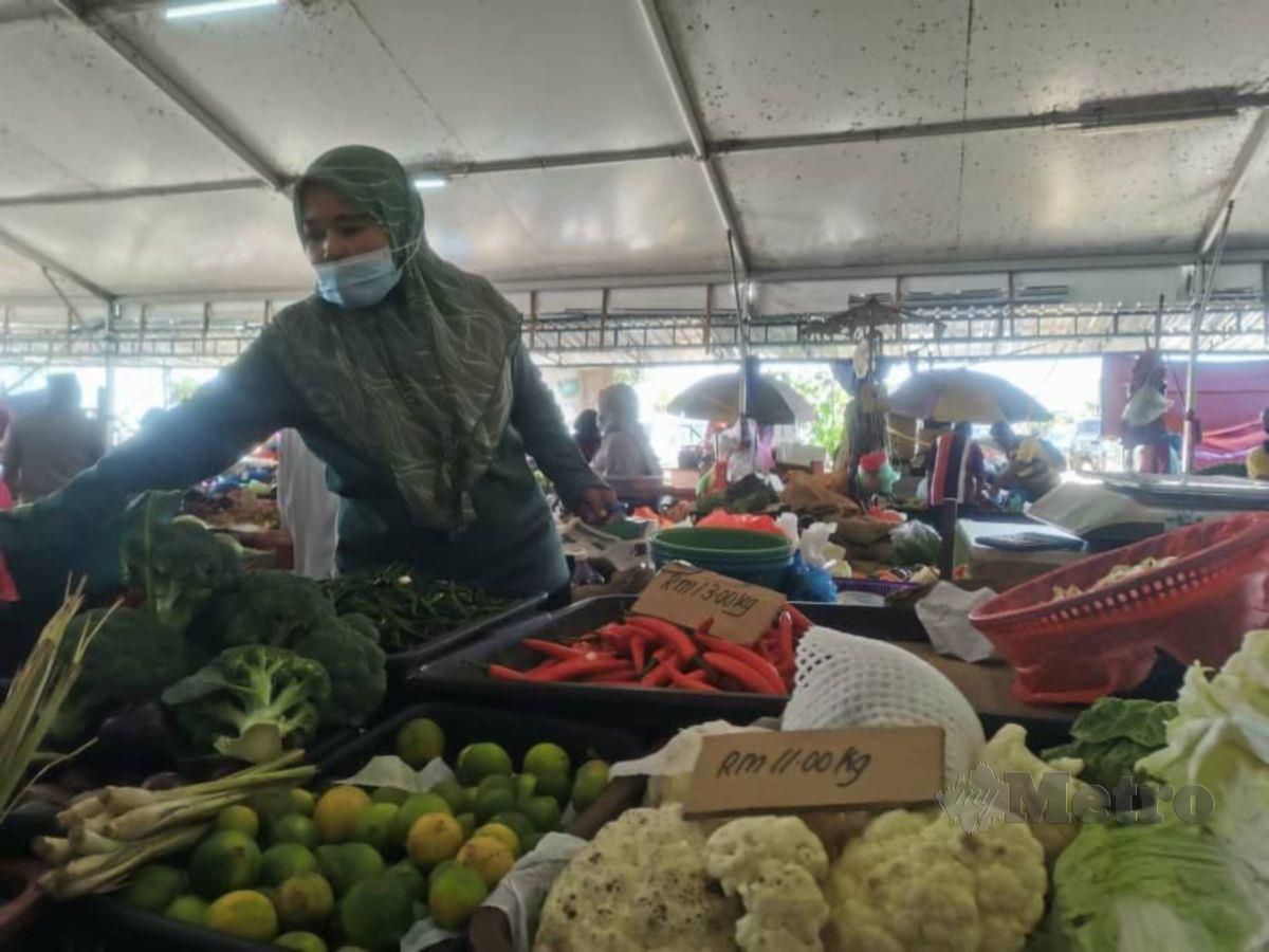 Peniaga, Nor Nadia Musa, 25,  memaklumkan harga beberapa jenis sayur itu mula meningkat sejak seminggu lalu apabila permintaan dikatakan meningkat. FOTO ZATUL IFFAH ZOLKIPLY
