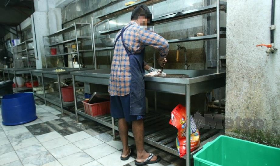 PEKERJA restoran yang hanya memakai selipar dan tidak berpakaian lengkap dalam satu serbuan Jabatan Kesihatan Negeri Sembilan di sebuah restoran makanan di Seremban 2 ketika Operasi bersepadu premis makanan (Ops Bersih) di Daerah Seremban. FOTO Adzlan Sidek 