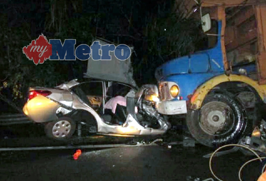 KEADAAN kemalangan membabitkan sebuah treler dan kereta Proton Saga BLM di Kilometer 26 Jalan Seremban - Kuala Pilah, hari ini. FOTO Amran Yahya