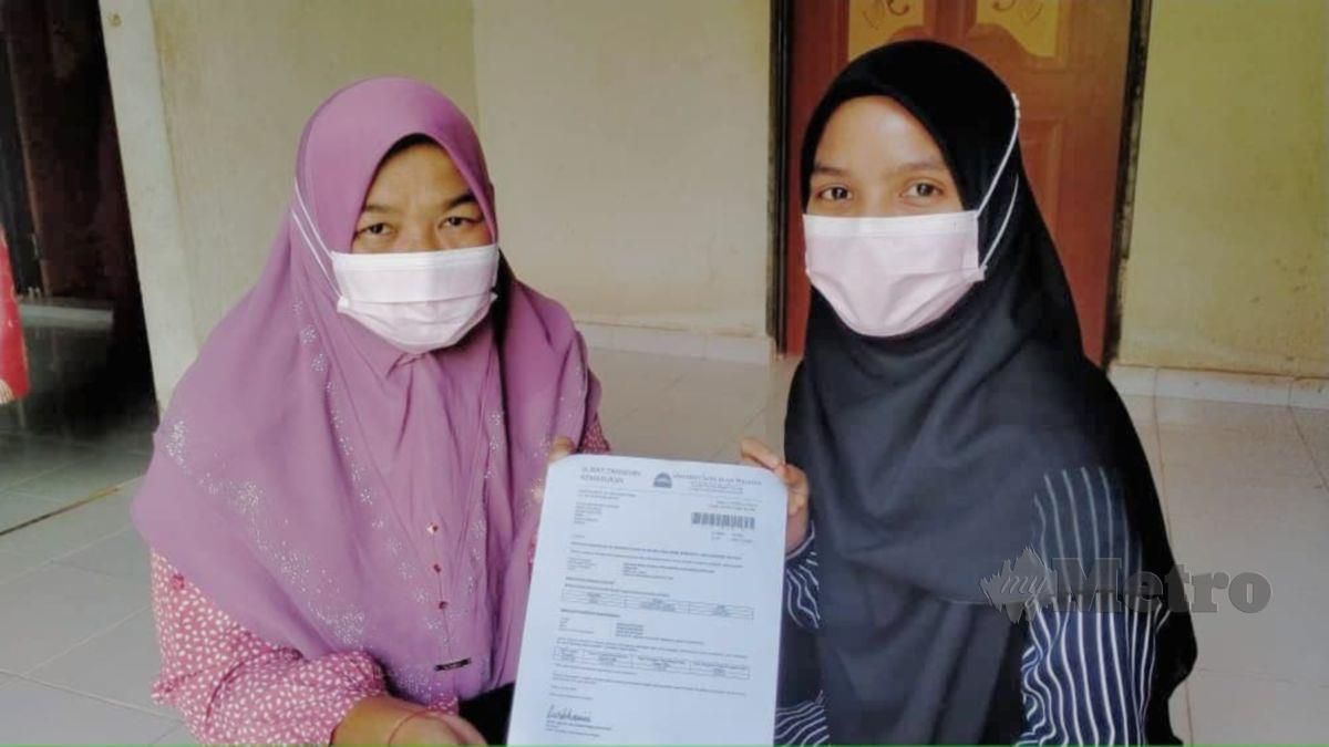 Nurul Mizani Sofian,19, menunjukkan surat tawaran menyambung pengajiannya ke USIM kepada ibunya Nur Sairah Idris, 44. FOTO Noorazura Abdul Rahman