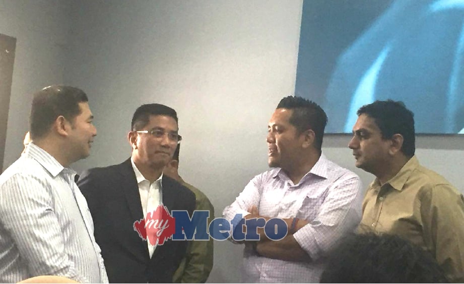 RAFIZI Ramli (kiri) kelihatan bersembang dengan Datuk Seri Mohamed Azmin di pejabat PKR, hari ini. FOTO NSTP