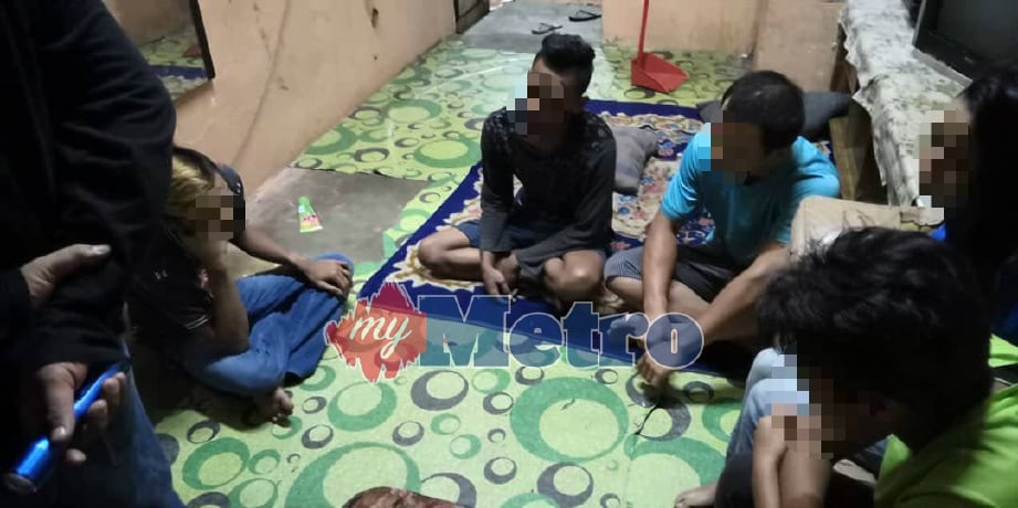 SEKELUARGA yang didapati positif dadah jenis syabu dan bersekedudukan dengan pasangan masing-masing ditahan dalam serbuan di Kuala Lumpur. FOTO Ihsan AADK
