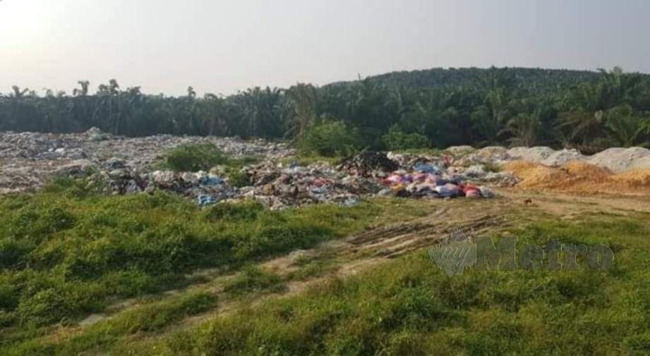 Tempat pembuangan sampah haram yang dikesan di beberapa lokasi sekitar daerah ini. FOTO IHSAN FB YB SHAID ROSLI