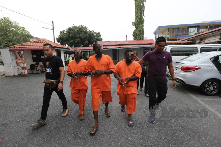 POLIS mengiringi tiga pekerja penurap jalan untuk dihadapkan ke Mahkamah Kangar bagi mendapatkan perintah tahanan reman bagi membantu siasatan kes cubaan menculik seorang remaja perempuan di Kampung Tok Kandang, Kangar. FOTO Shahrizal Md Noor