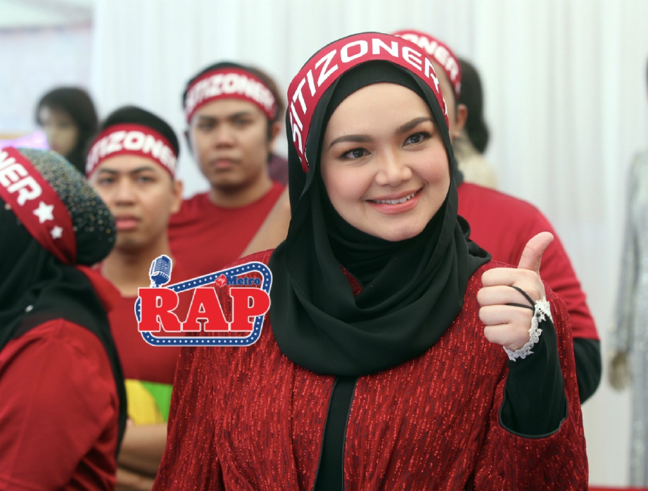 DATUK Seri Siti Nurhaliza berzumba bersama Sitizoners pada program #FANtastik Anugerah Bintang Popular Berita Harian (ABPBH) di Istana Budaya. FOTO Mahzir Mat Isa