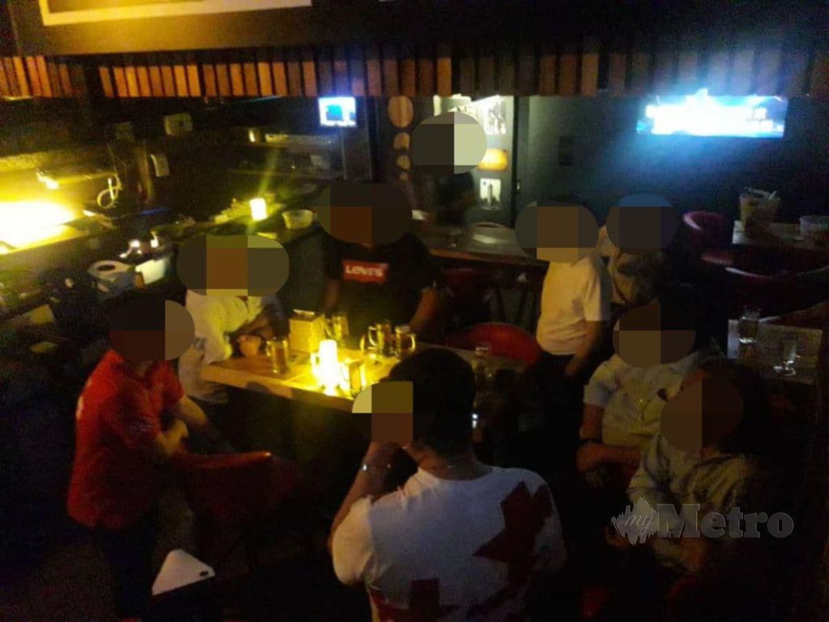 Seramai 10 individu dan seorang pemilik premis perniagaan dikenakan  kompaun kerana gagal mematuhi jarak fizikal dalam Op Pematuhan pihak polis di sebuah premis di Jalan Song, Kuching, malam tadi. FOTO NORSYAZWANI NASRI