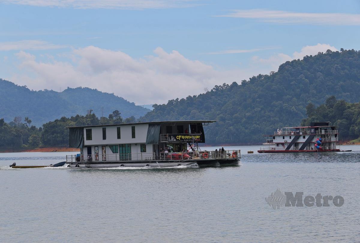  Kelihatan rumah bot kembali beroperasi di Tasik Kenyir selepas Terengganu beralih ke Fasa Tiga Pelan Pemulihan Negara (PPN). FOTO GHAZALI KORI