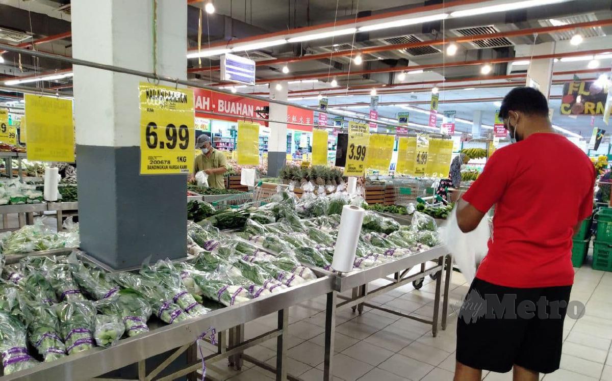 Harga barangan terutama ayam dan sayuran didapati meningkat naik kebelakangan ini beri kesan kepada pengguna dan peniaga. FOTO Mohd Amin Jalil