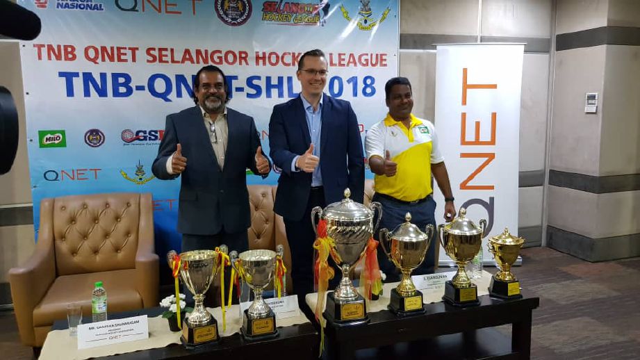 CEO QNET, Trevor Kuna (tengah) ketika sidang media pelancaran QNET Liga Hoki Selangor 2018 di sini, baru-baru ini.