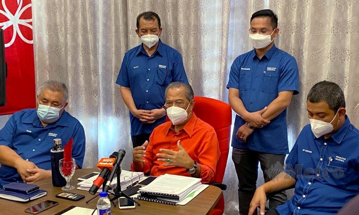 Pengerusi MPN, Tan Sri Muhyiddin Yassin ketika sidang media selepas mempengerusi Mesyuarat Bersama Pimpinan Bersatu Johor di Pejabat Bersatu Bahagian Pagoh  semalam. FOTO Essa Abu Yamin