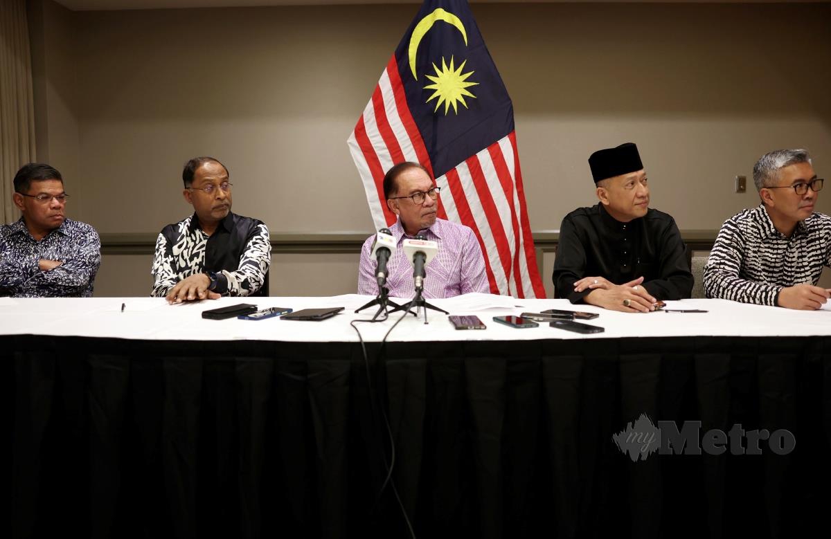 Perdana Menteri Datuk Seri Anwar Ibrahim (tengah) ketika sidang media sempena hari terakhir beliau berada di New York selepas menghadiri Perhimpunan Agung Pertubuhan Bangsa Bangsa Bersatu (UNGA) ke-78 hari ini. FOTO BERNAMA