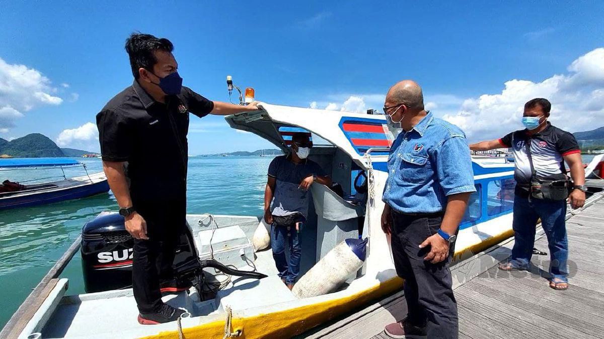 Timbalan Menteri Kewangan I Shahar Abdullah (kiri sekali) meninjau operasi bot tambang ketika sesi 'walk about' di Jeti Pelancongan, Langkawi. FOTO HAMZAH OSMAN