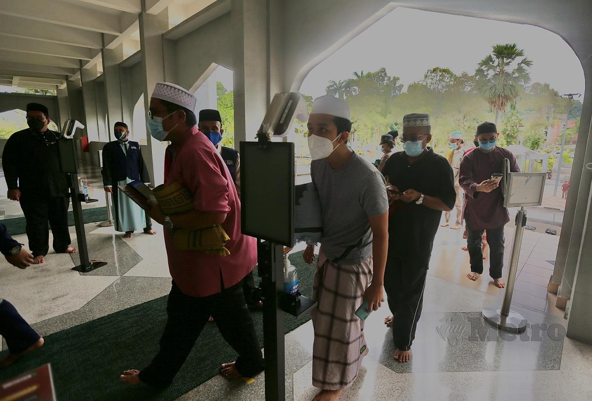 Sebahagian umat islam mengikut prosedur operasi standard (SOP) yang diuruskan oleh Pengurusan Masjid Universiti Kebangsaan Malaysia (UKM) ketika tinjauan di Masjid Universiti Kebangsaan Malaysia (UKM), Bangi. FOTO AZHAR RAMLI
