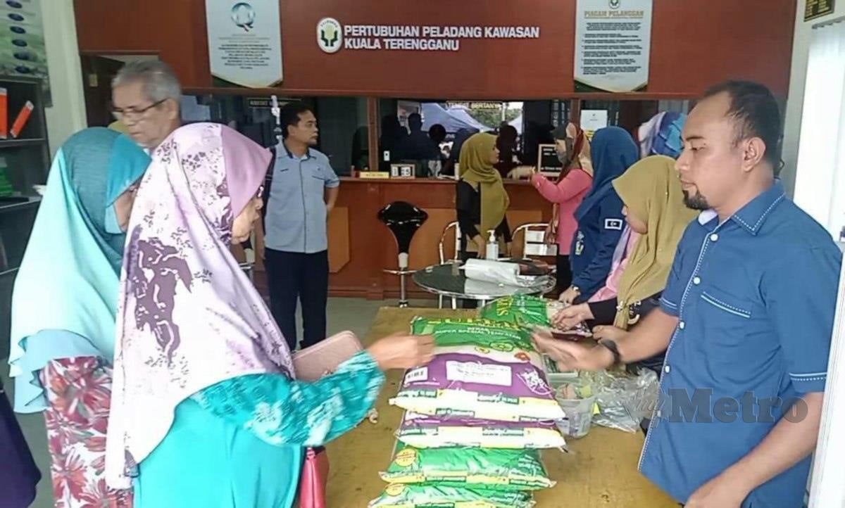 Sebahagian penduduk beratur untuk membeli beras tempatan di pusat jualan LPP di Bukit Bayas, hari ini. FOTO BAHAROM BAKAR