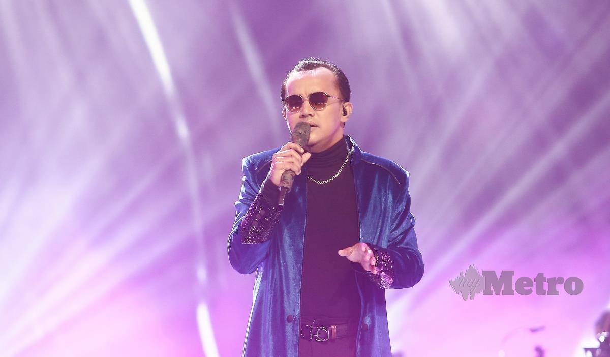 Penyanyi, Ezad Lazim pada persembahan beliau di Gegar Vaganza All Starz Musim Ke 10 di Wisma MBSA, Shah Alam.  FOTO GENES GULITAH
