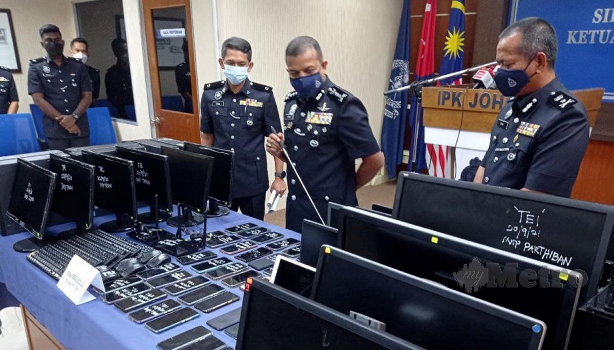 Ketua Polis Johor, Datuk Ayob Khan Mydin Pitchay menunjukkan barang rampasan perjudian atas talian pada sidang media di IPK Johor Bahru. FOTO NURUL AMANINA SUHAINI