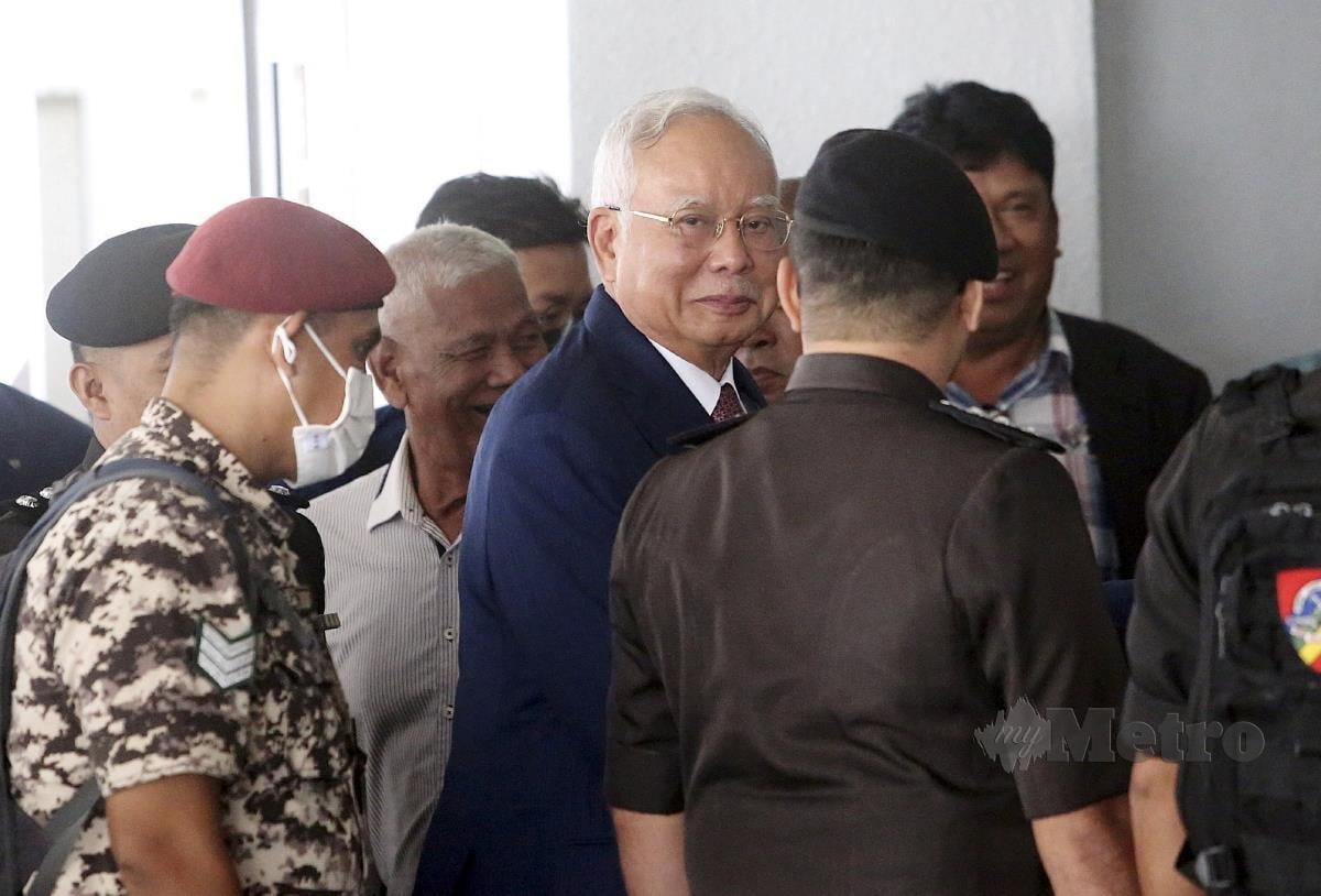  Bekas Perdana Menteri, Datuk Seri Najib Tun Razak, diiringi pegawai Penjara pada perbicaraan kes 1Malaysia Development Berhad (1MDB) di Mahkamah Tinggi Kuala Lumpur. FOTO SAIFULLIZAN TAMADI
